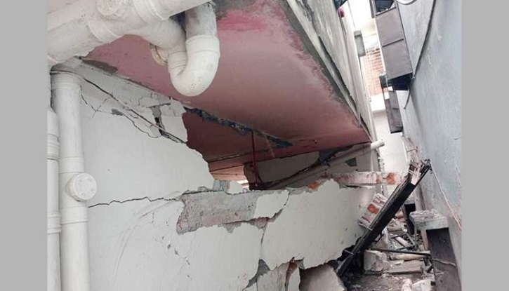 আশুলিয়ায় গ্যাস লিকেজ থেকে বিস্ফোরণে ভবন ধস, দগ্ধ ৪ আশুলিয়ায় গ্যাস লিকেজ থেকে বিস্ফোরণে ভবন ধস, দগ্ধ ৪