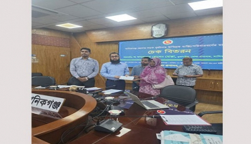 মানিকগঞ্জে সড়ক দুর্ঘটনায় নিহত সাত পরিবার পেল সরকারি অনুদান