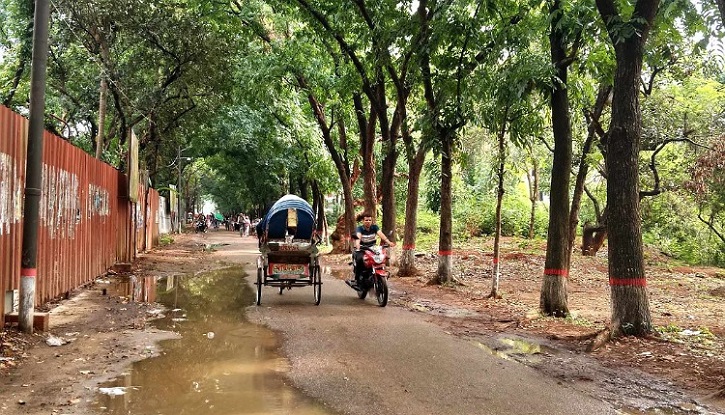 সামান্য বৃষ্টিতে জাবির ছাত্রী হলের রাস্তায় জমে পানি, ভোগান্তিতে শ সামান্য বৃষ্টিতে জাবির ছাত্রী হলের রাস্তায় জমে পানি, ভোগান্তিতে শ
