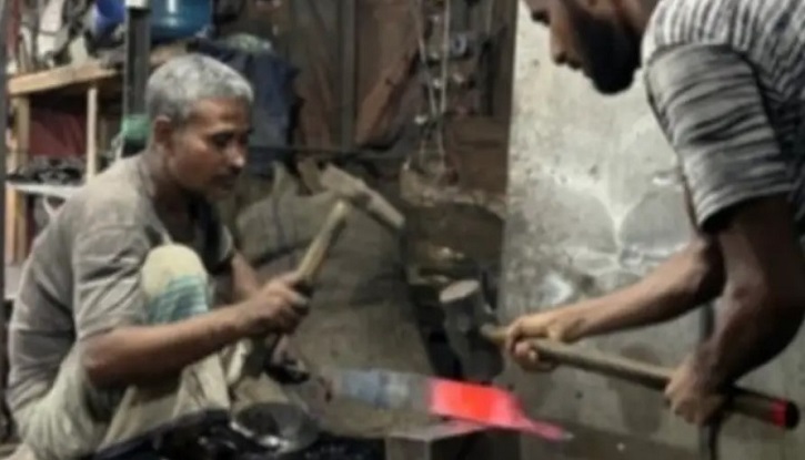 ঈদকে সামনে রেখে টুংটাং শব্দে মুখরিত মানিকগঞ্জের কামারপাড়া ঈদকে সামনে রেখে টুংটাং শব্দে মুখরিত মানিকগঞ্জের কামারপাড়া