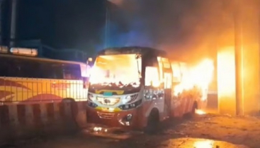 আশুলিয়ায় মধ্যরাতে মহাসড়কের পাশে দাঁড় করিয়ে রাখা বাসে আগুন