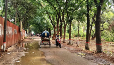 সামান্য বৃষ্টিতে জাবির ছাত্রী হলের রাস্তায় জমে পানি, ভোগান্তিতে শ